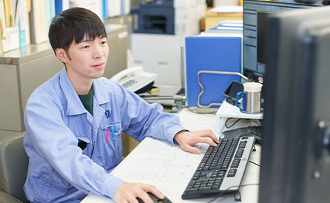 設計作業をする石井さん