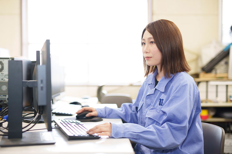 設計作業をする岡田さん